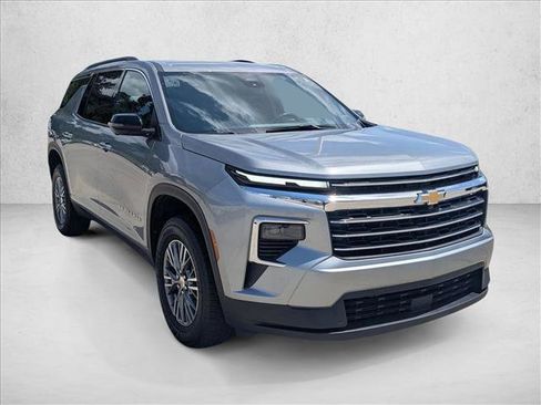 Used 2024 Chevrolet Traverse LT FWD image 3