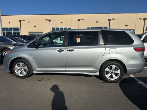 Used 2020 Toyota Sienna L image 6