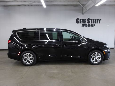 Used 2024 Chrysler Pacifica Limited FWD image 3