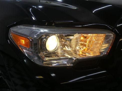 Used 2017 Toyota Tacoma SR image 12