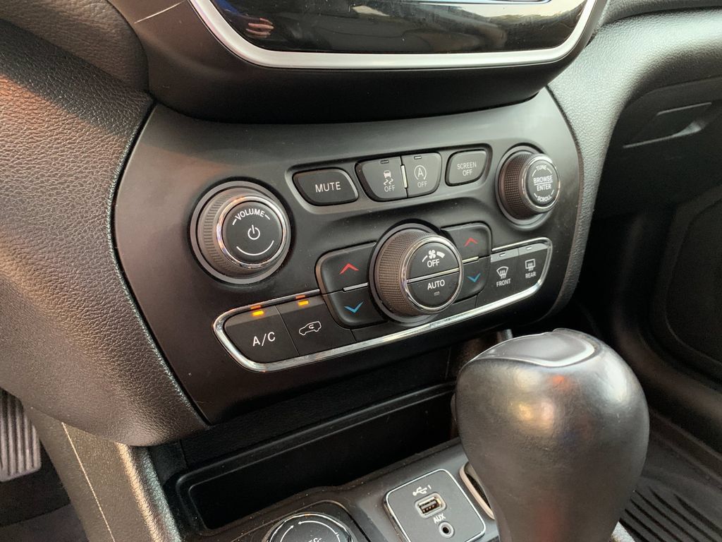Used 2022 Jeep Cherokee Limited AWD/4WD image 23