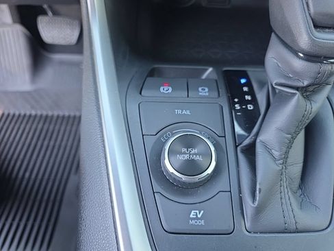 Used 2025 Toyota RAV4 LE AWD/4WD image 20