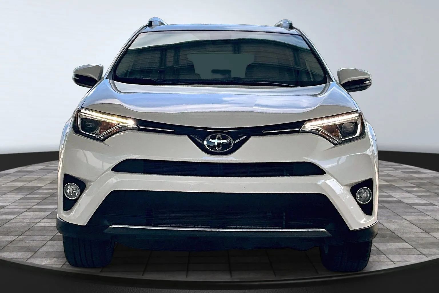Used 2018 Toyota RAV4 Limited FWD image 2