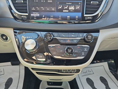 Used 2023 Chrysler Pacifica Touring-L image 28