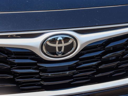 Used 2023 Toyota Highlander LE FWD image 13