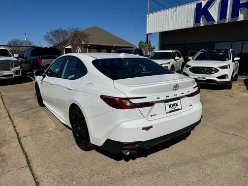 Used 2025 Toyota Camry SE image 3