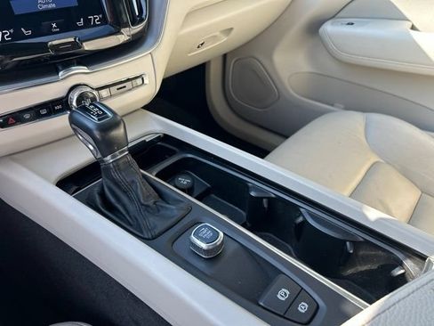 Used 2018 Volvo XC60 T5 Momentum w/ Vision Package AWD/4WD image 18