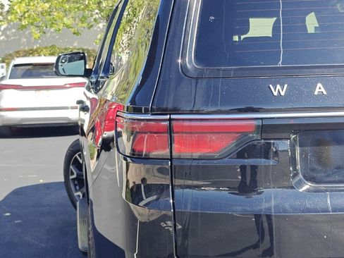 Used 2024 Jeep Wagoneer L Series III w/ Flexible Seating Group image 36