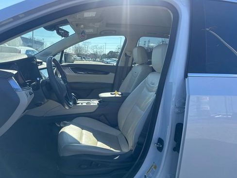 Used 2023 Cadillac XT6 Premium Luxury w/ Technology Package image 3