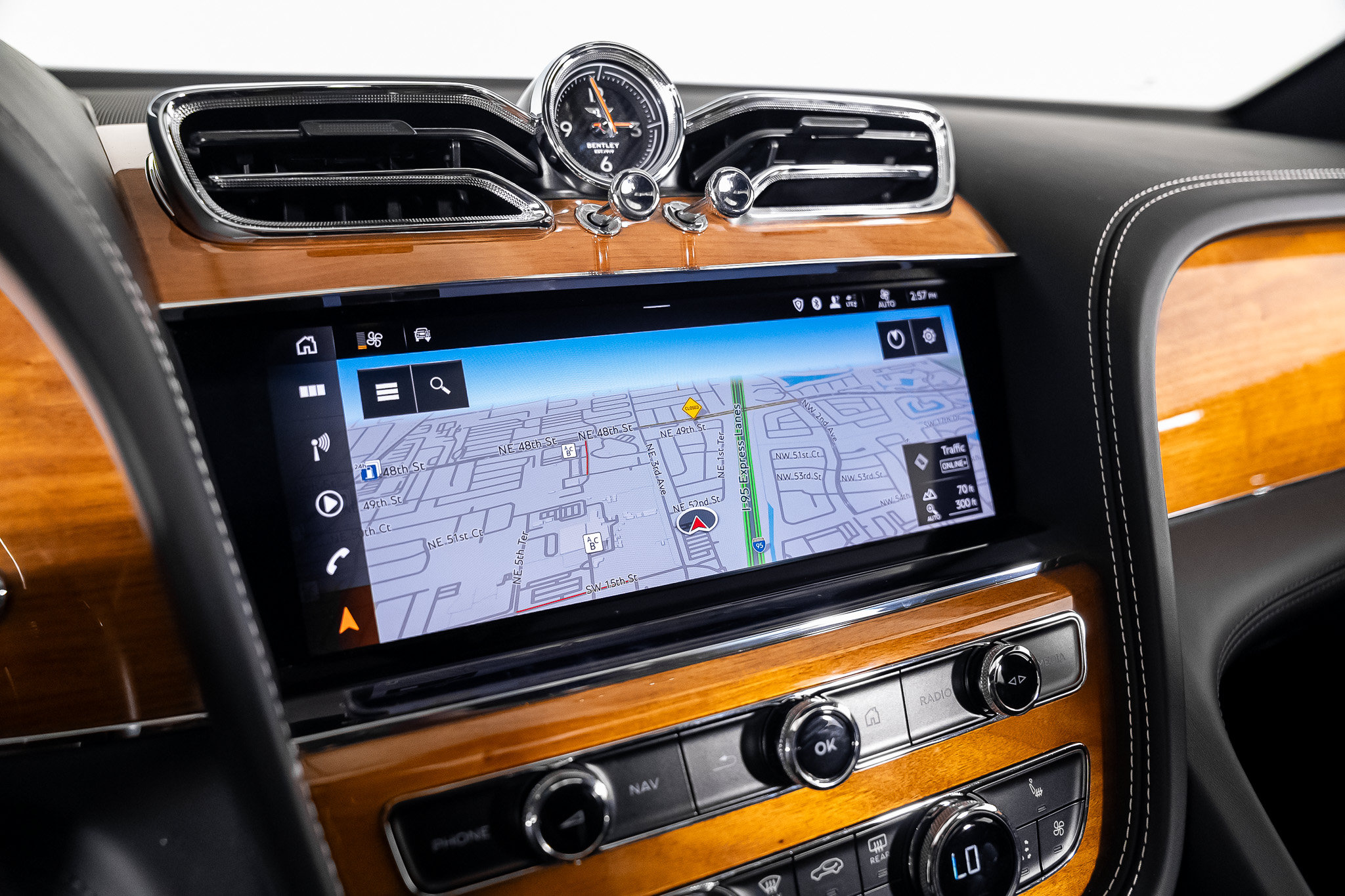 Used 2022 Bentley Bentayga AWD/4WD image 47