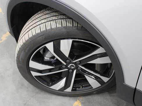 Used 2025 Volvo XC40 B5 Plus image 42