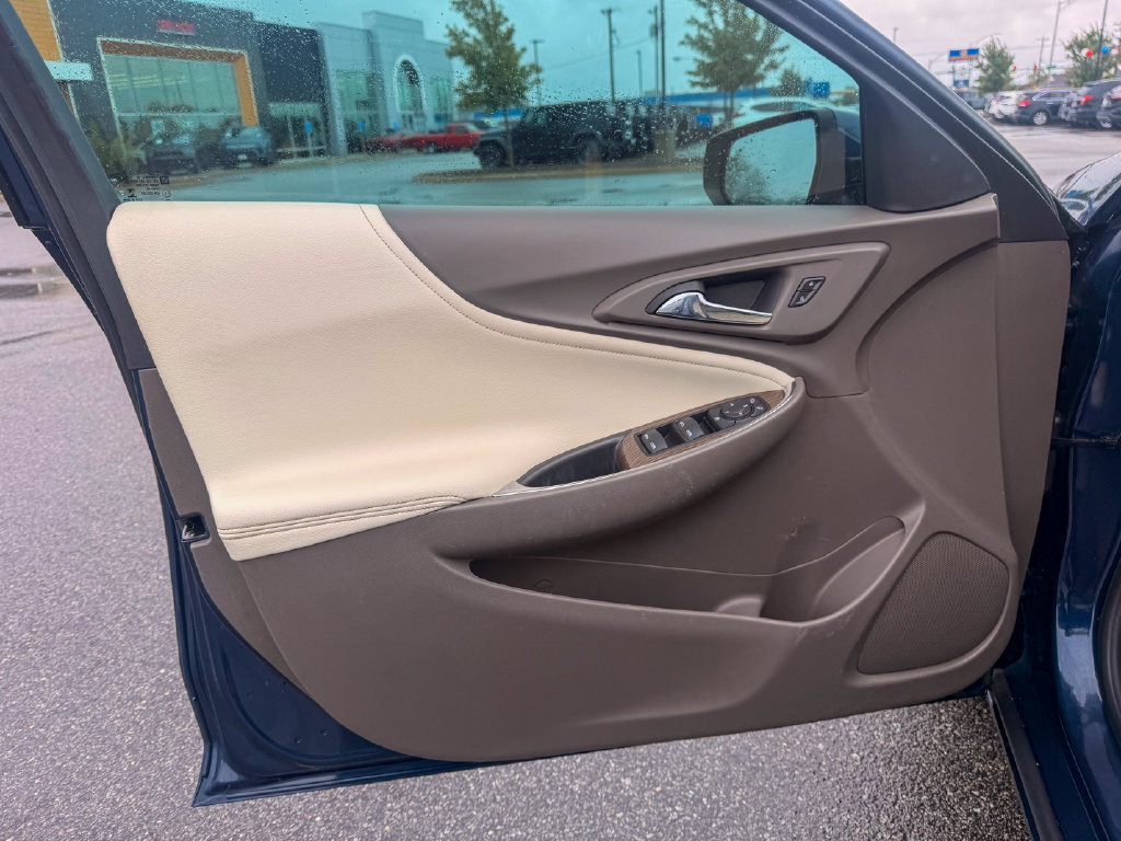 Used 2022 Chevrolet Malibu LT w/ Leather Package FWD image 9