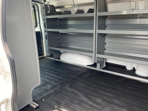 Used 2011 Chevrolet Express 2500 RWD image 20
