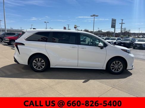 Used 2024 Toyota Sienna LE image 3