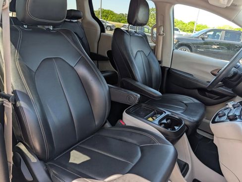Used 2020 Chrysler Voyager Lxi FWD image 15