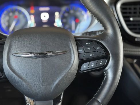 Used 2021 Chrysler Pacifica Touring w/ Uconnect Theater Family Group image 23