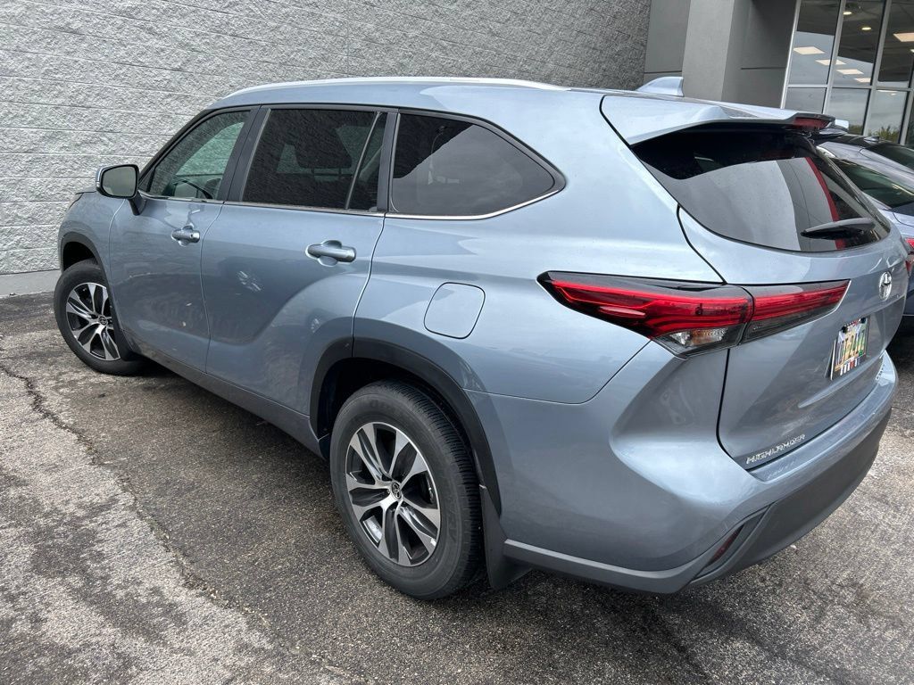 Used 2023 Toyota Highlander XLE AWD/4WD image 2