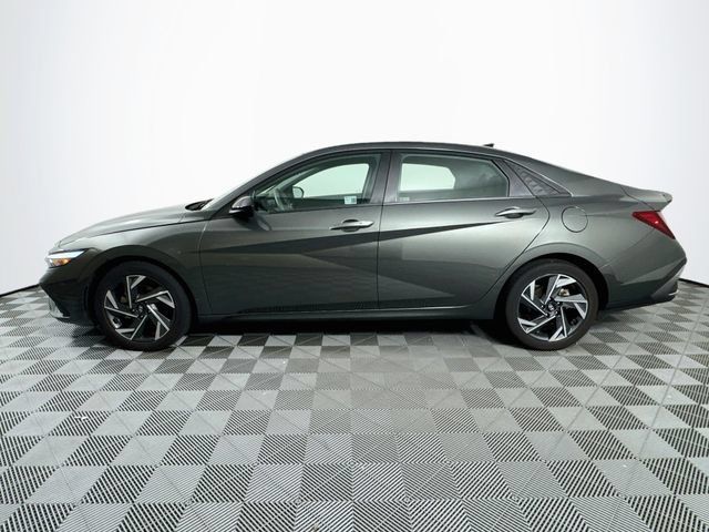 Certified 2025 Hyundai Elantra Sport FWD image 3