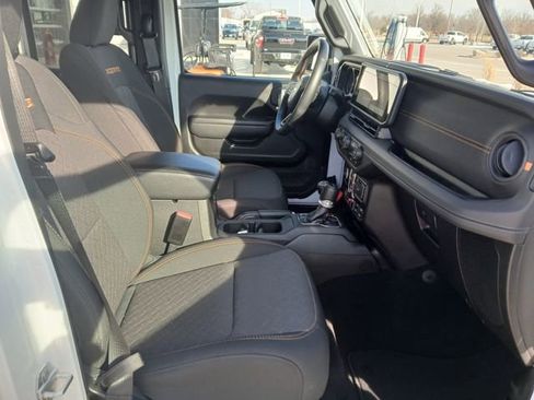 Used 2024 Jeep Gladiator Mojave AWD/4WD image 15