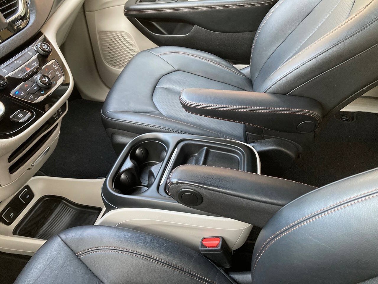 Used 2020 Chrysler Pacifica Touring-L FWD image 36