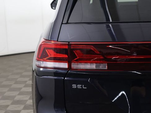 Used 2024 Volkswagen Atlas Peak Edition SEL AWD/4WD image 19