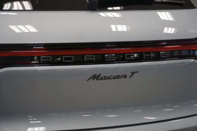 Certified 2026 Porsche Macan AWD/4WD image 8