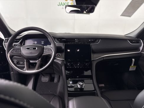 New 2025 Jeep Grand Cherokee Limited w/ Trailer Tow Package image 15