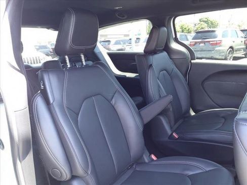 New 2023 Chrysler Pacifica Touring-L w/ S Appearance Package image 24