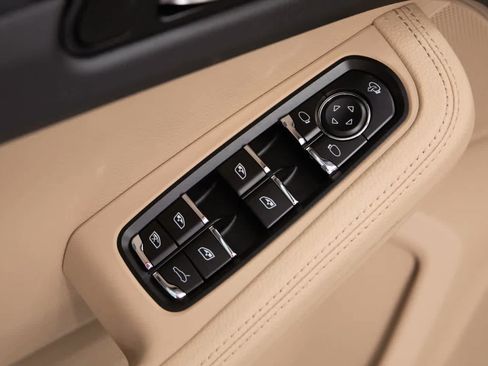 Certified 2025 Porsche Macan image 27