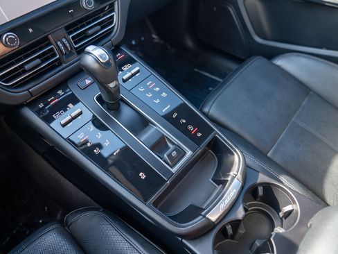 Certified 2024 Porsche Macan AWD/4WD image 22