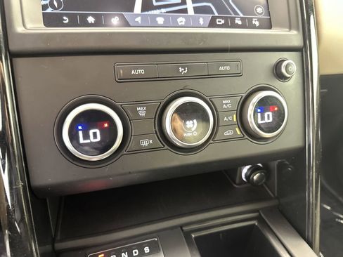 Used 2019 Land Rover Discovery SE image 23