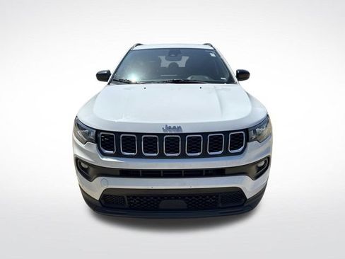 Used 2024 Jeep Compass Latitude AWD/4WD image 2