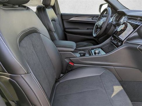 New 2025 Jeep Grand Cherokee Altitude image 28