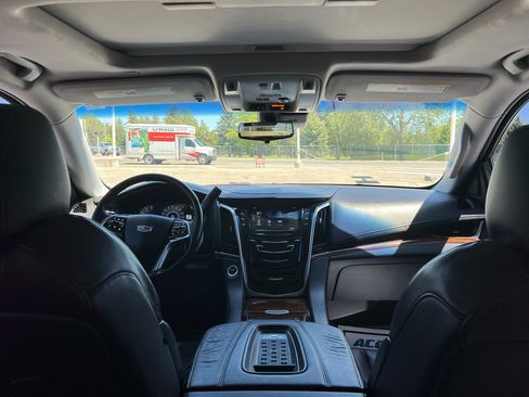 Certified 2019 Cadillac Escalade ESV Luxury AWD/4WD image 39