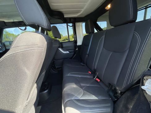 Used 2017 Jeep Wrangler Unlimited Sahara w/ Connectivity Group AWD/4WD image 11