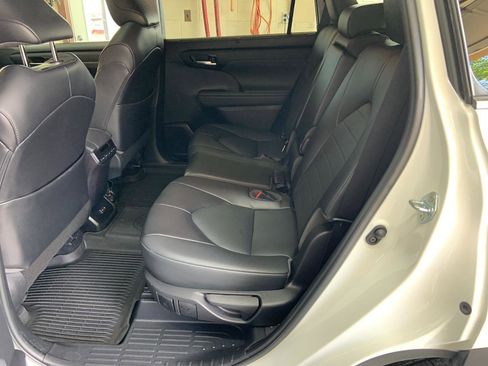 Used 2022 Toyota Highlander XLE image 11