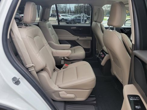 Used 2023 Lincoln Aviator AWD Standard 4dr SUV w/ Premium Package image 9