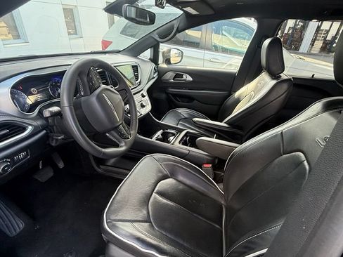 Used 2025 Chrysler Pacifica Limited FWD image 7