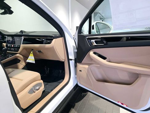 Used 2025 Porsche Macan image 13