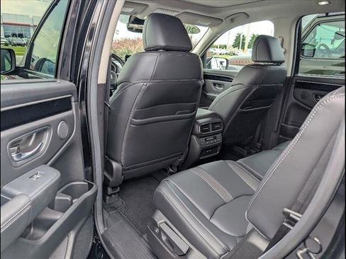 Used 2025 Honda Pilot Touring image 17