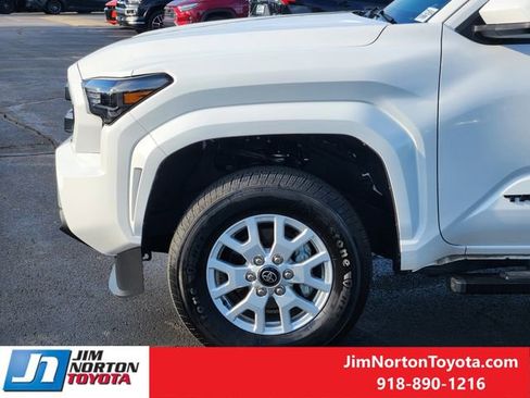 Used 2025 Toyota Tacoma SR5 AWD/4WD image 9