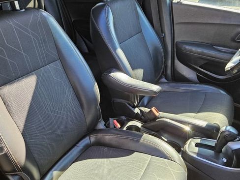 Used 2018 Chevrolet Trax LT w/ Sun & Sound Package image 19