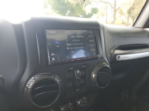 Used 2015 Jeep Wrangler Unlimited Sahara w/ Connectivity Group image 27