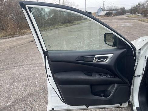 Used 2017 Nissan Pathfinder SV w/ Cargo Package image 10