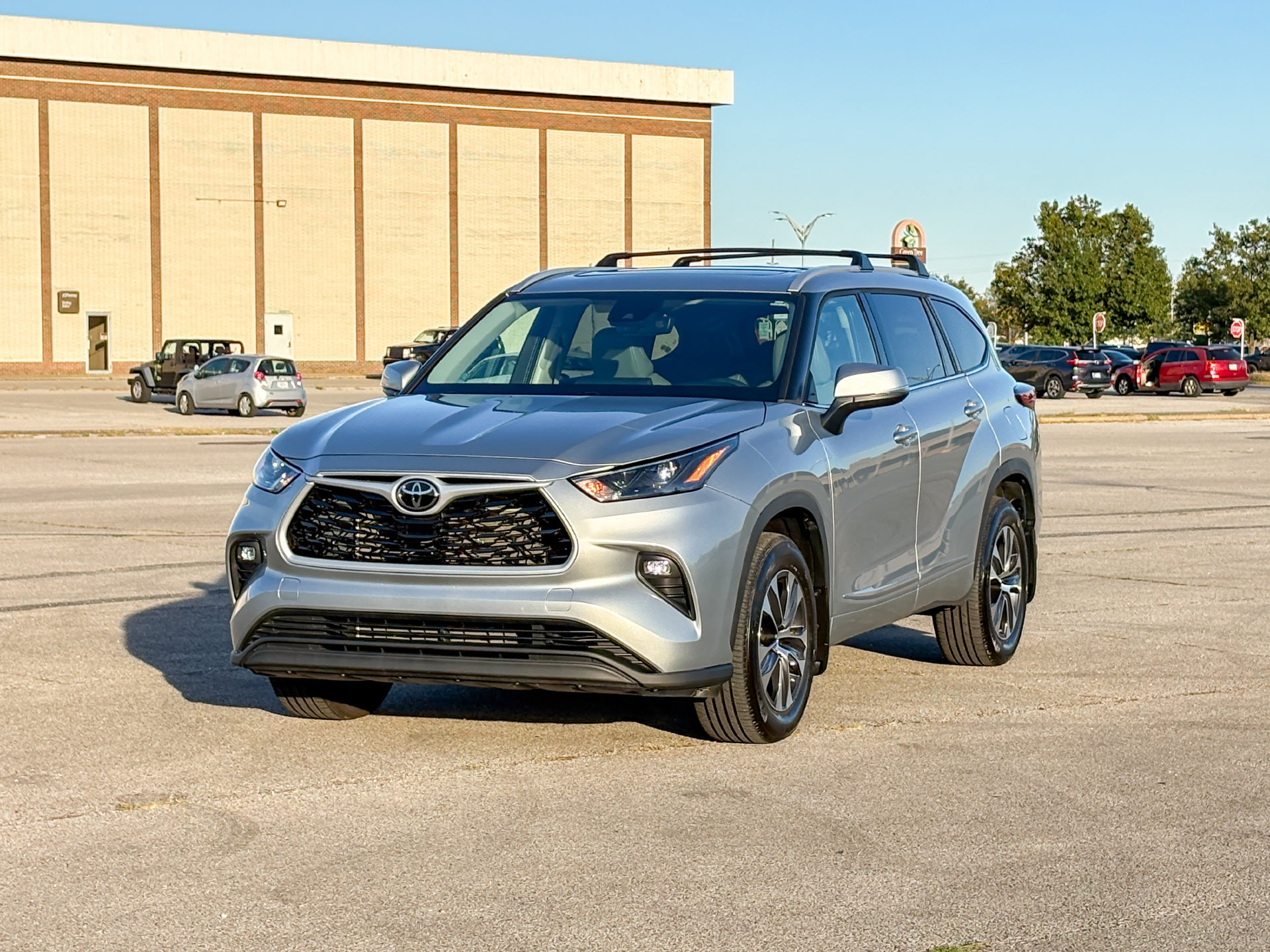 Used 2022 Toyota Highlander XLE AWD/4WD image 5