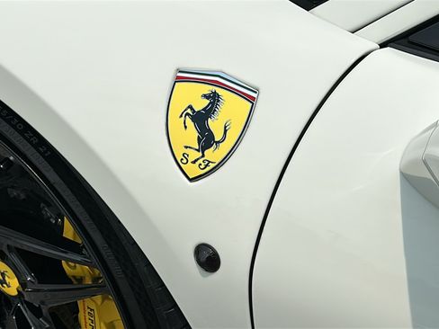 Used 2017 Ferrari 488 GTB RWD image 8