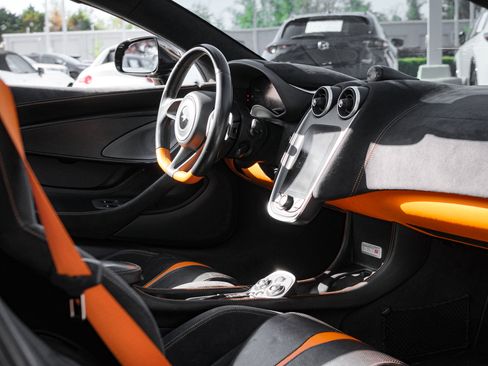 Used 2019 McLaren 570S Spider image 37