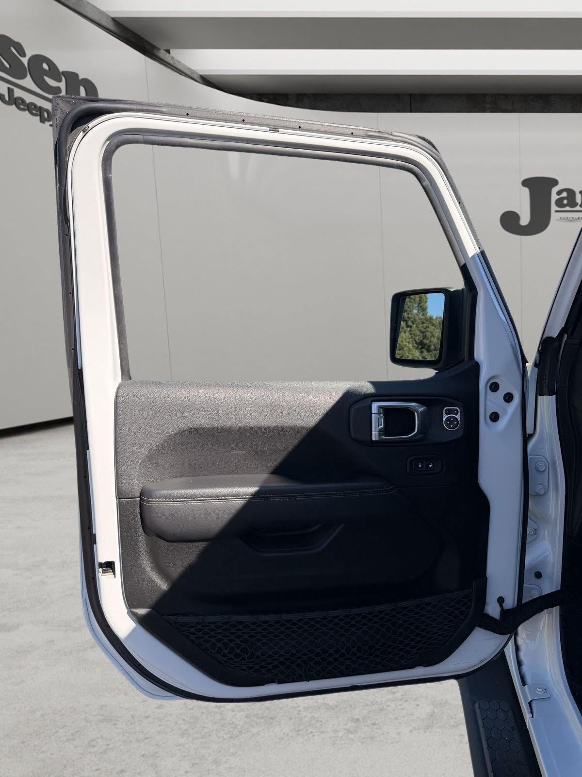 Used 2021 Jeep Wrangler Unlimited Sahara AWD/4WD image 9