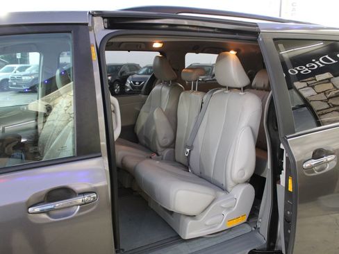 Used 2013 Toyota Sienna XLE FWD image 13