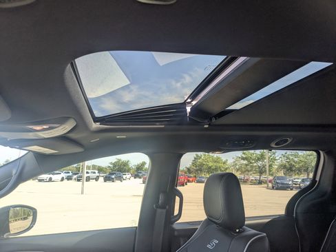 Used 2023 Chrysler Pacifica Limited w/ S Appearance Package image 24